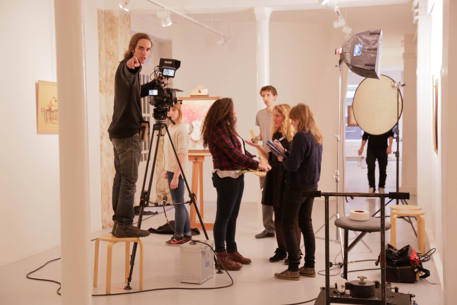 Brieff de l'équipe technique sur le tournage du film L'Esquisse - Production Les Films de la Robe Rouge Brieff de l'équipe technique sur le tournage du film L'Esquisse - Production Les Films de la Robe Rouge