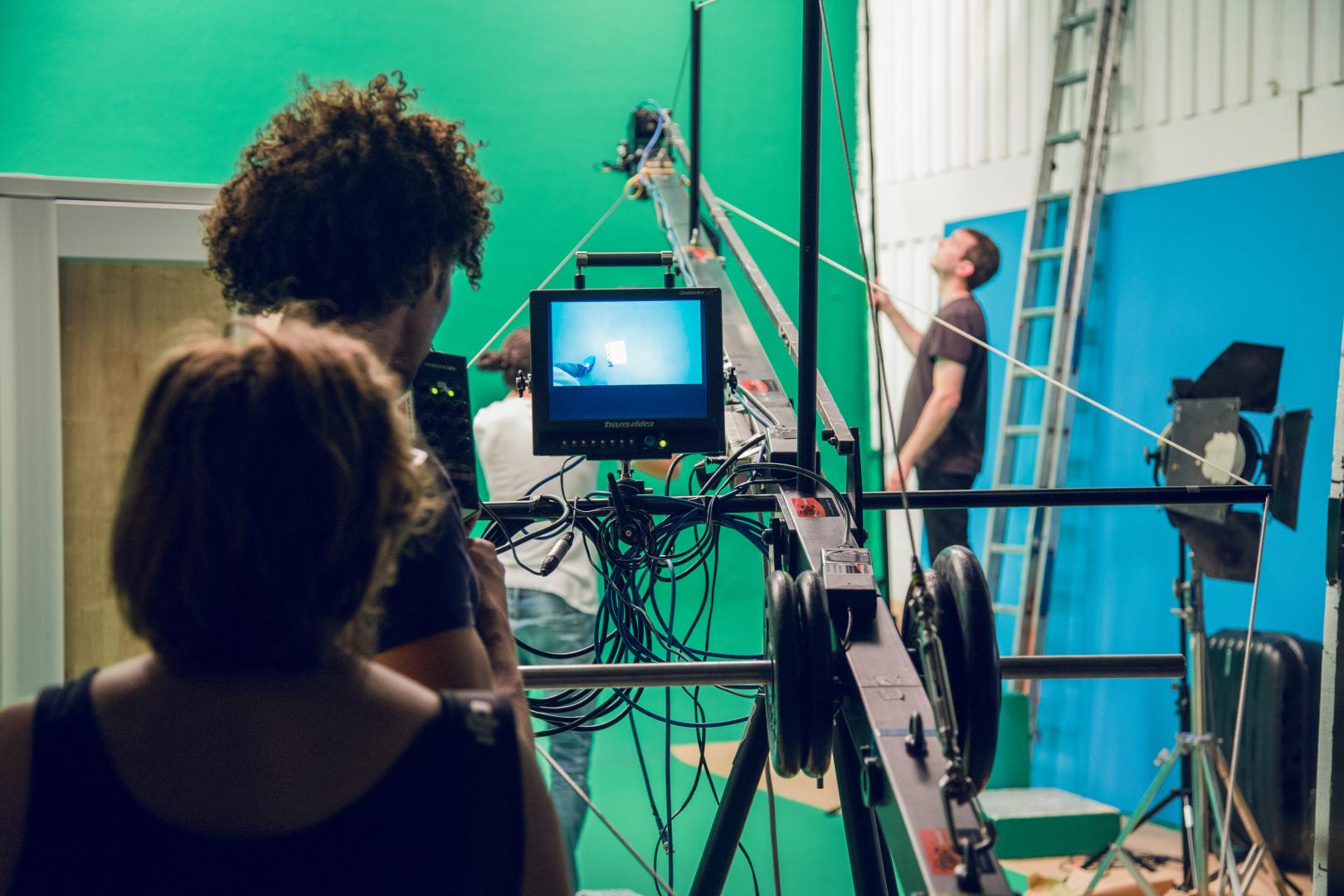 Tournage sur fond vert pour le Film Publicitaire et de Brand Content Voyage sur la Lune de Nathalie Lanier - Production: Les Films de la Robe Rouge Tournage sur fond vert pour le Film Publicitaire et de Brand Content Voyage sur la Lune de Nathalie Lanier - Production: Les Films de la Robe Rouge