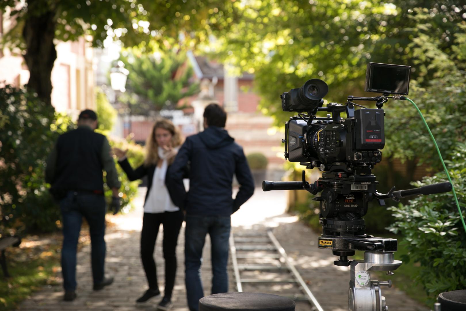 La réalisatrice Nathalie Lanier sur le tournage du film MY WAY FROM PARIS (Prix Trophée de Bronze Video Share Festival 2018). La réalisatrice Nathalie Lanier sur le tournage du film MY WAY FROM PARIS (Prix Trophée de Bronze Video Share Festival 2018).